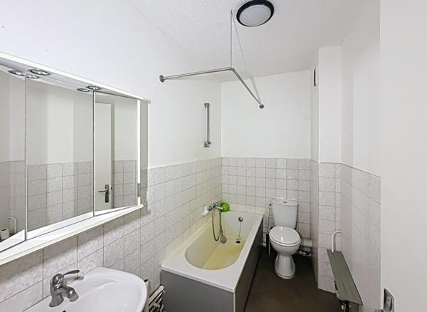 Appartement à DEUX MINUTES À PIED DE LA GARE avec balcon, cave et GARAGE.