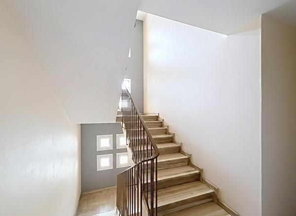 Appartement à DEUX MINUTES À PIED DE LA GARE avec balcon, cave et GARAGE.