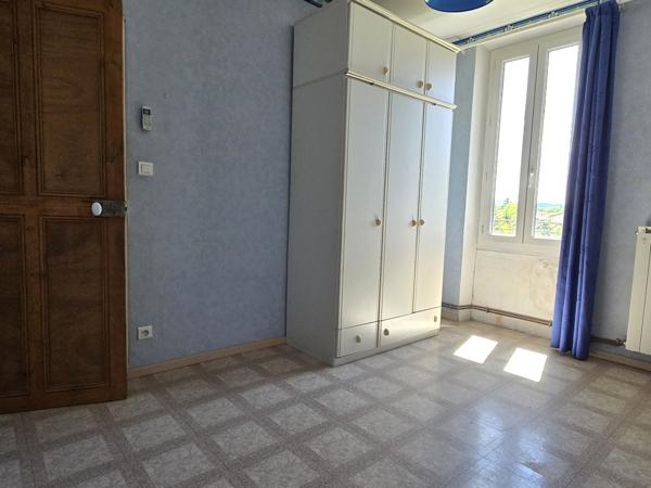 Maison familiale avec T2 et dépendances sur 1360 m² de terrain