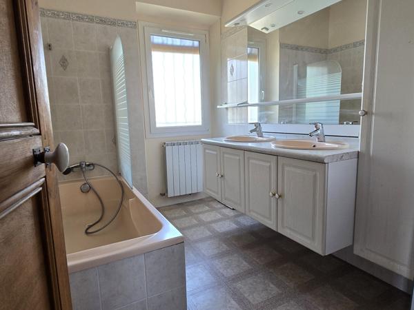 Maison familiale avec T2 et dépendances sur 1360 m² de terrain