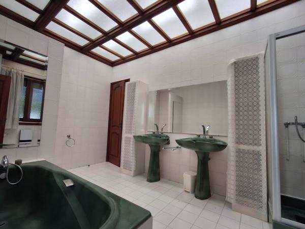 BEDARIEUX maison de caractère avec parc, piscine lagon, garage