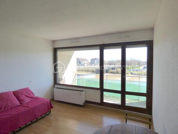 Situé au 3 -ème étage d'une résidence agréable avec ascenseur. Cet appartement offre un beau potentiel après quelques travaux de rafraichissement. 
Il se compose, d'une entrée avec placard, une jolie pièce de vie lumineuse avec coin cuisine aménagée et équipée, une salle de bain avec baignoire, wc, vasque et un emplacement pour machine à laver.
Les plus : 
- Agréable balcon exposé sud avec une vue dégagée.
- Résidence avec ascenseur et interphone.
- Parking privé et local à vélo.
- Proche de toutes commodités (commerces, écoles, médecins, hôpital, gare etc...)
Ne manquez pas cette opportunité à ce prix  pour cet appartement fonctionnel ou tout peut se faire à pied.