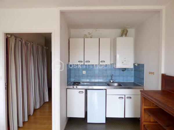 Situé au 3 -ème étage d'une résidence agréable avec ascenseur. Cet appartement offre un beau potentiel après quelques travaux de rafraichissement. 
Il se compose, d'une entrée avec placard, une jolie pièce de vie lumineuse avec coin cuisine aménagée et équipée, une salle de bain avec baignoire, wc, vasque et un emplacement pour machine à laver.
Les plus : 
- Agréable balcon exposé sud avec une vue dégagée.
- Résidence avec ascenseur et interphone.
- Parking privé et local à vélo.
- Proche de toutes commodités (commerces, écoles, médecins, hôpital, gare etc...)
Ne manquez pas cette opportunité à ce prix  pour cet appartement fonctionnel ou tout peut se faire à pied.