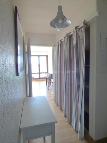 Situé au 3 -ème étage d'une résidence agréable avec ascenseur. Cet appartement offre un beau potentiel après quelques travaux de rafraichissement. 
Il se compose, d'une entrée avec placard, une jolie pièce de vie lumineuse avec coin cuisine aménagée et équipée, une salle de bain avec baignoire, wc, vasque et un emplacement pour machine à laver.
Les plus : 
- Agréable balcon exposé sud avec une vue dégagée.
- Résidence avec ascenseur et interphone.
- Parking privé et local à vélo.
- Proche de toutes commodités (commerces, écoles, médecins, hôpital, gare etc...)
Ne manquez pas cette opportunité à ce prix  pour cet appartement fonctionnel ou tout peut se faire à pied.