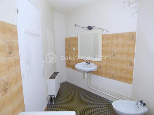 Situé au 3 -ème étage d'une résidence agréable avec ascenseur. Cet appartement offre un beau potentiel après quelques travaux de rafraichissement. 
Il se compose, d'une entrée avec placard, une jolie pièce de vie lumineuse avec coin cuisine aménagée et équipée, une salle de bain avec baignoire, wc, vasque et un emplacement pour machine à laver.
Les plus : 
- Agréable balcon exposé sud avec une vue dégagée.
- Résidence avec ascenseur et interphone.
- Parking privé et local à vélo.
- Proche de toutes commodités (commerces, écoles, médecins, hôpital, gare etc...)
Ne manquez pas cette opportunité à ce prix  pour cet appartement fonctionnel ou tout peut se faire à pied.