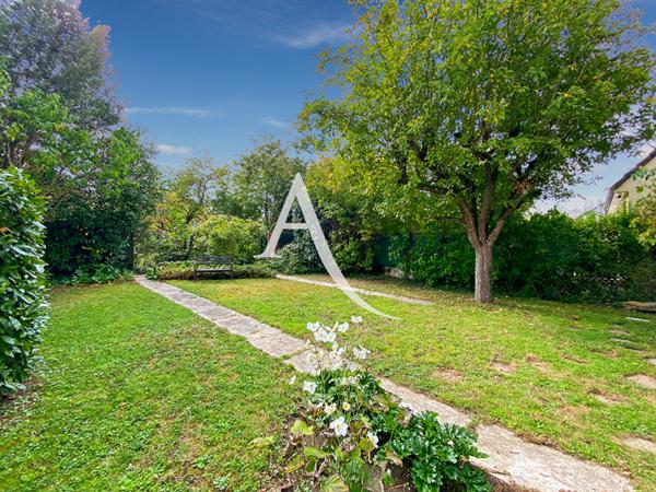 Maison Bois d'Arcy 4 pièce(s) 80 m2 beau potentiel.