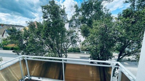 Belle terrasse et parking