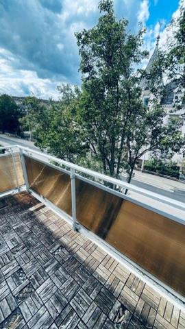 Belle terrasse et parking