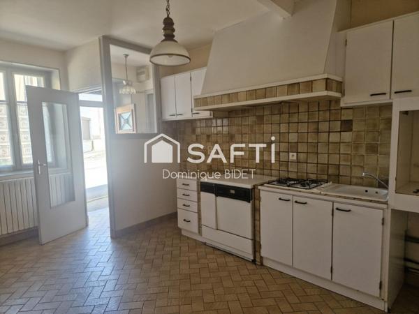 Maison double avec cour intérieure. 3 garages.