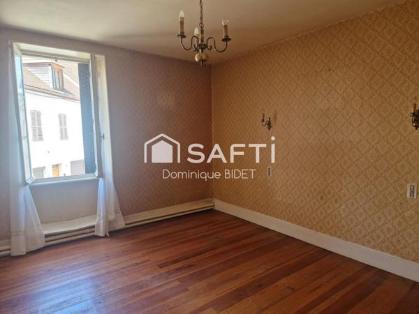 Maison double avec cour intérieure. 3 garages.