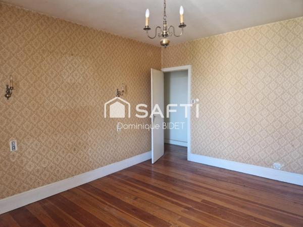 Maison double avec cour intérieure. 3 garages.