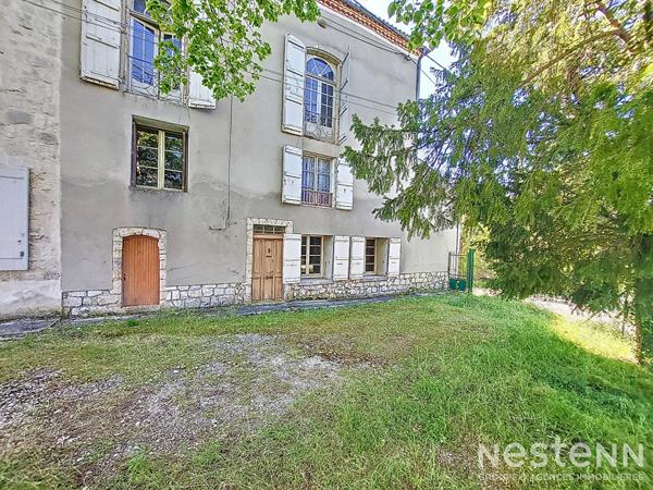 A Vendre Maison en pierre mitoyenne de 165 m² avec jardin proche du centre-ville
