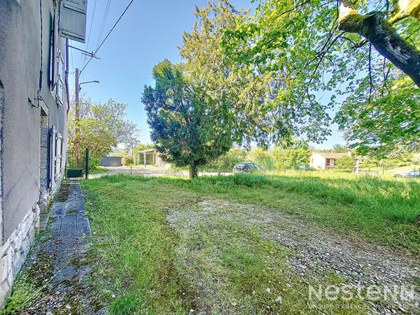 A Vendre Maison en pierre mitoyenne de 165 m² avec jardin proche du centre-ville