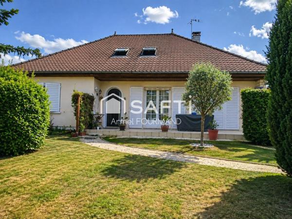 Maison familiale avec dépendance, préau et jardin.