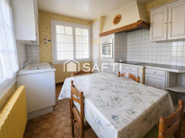Maison familiale avec dépendance, préau et jardin.