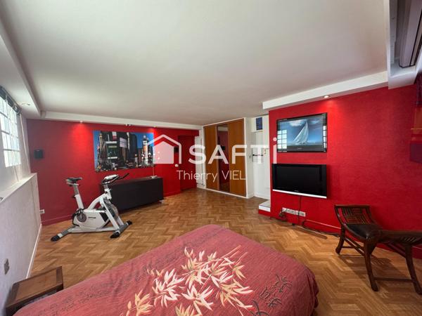 BELLE ET GRANDE CONSTRUCTION DANS QUARTIER CALME