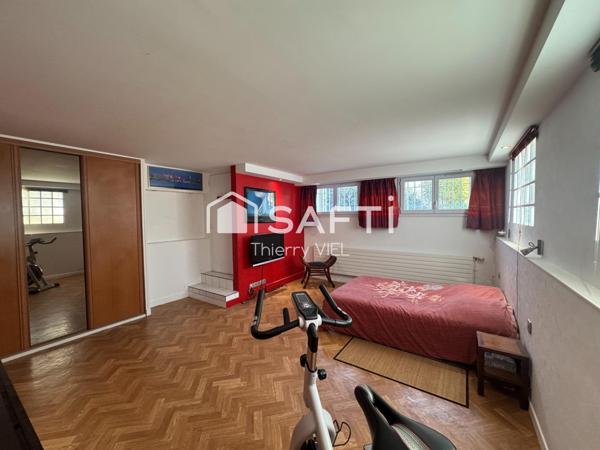 BELLE ET GRANDE CONSTRUCTION DANS QUARTIER CALME