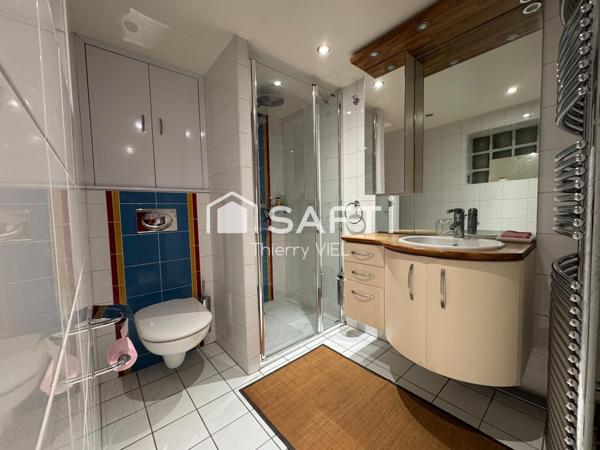 BELLE ET GRANDE CONSTRUCTION DANS QUARTIER CALME