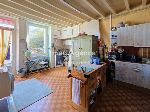Maison à Sainte-Suzanne-et-Chammes, 53270 - 5 pièces 157m²