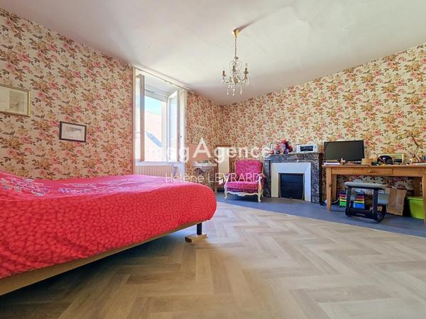 Maison à Sainte-Suzanne-et-Chammes, 53270 - 5 pièces 157m²