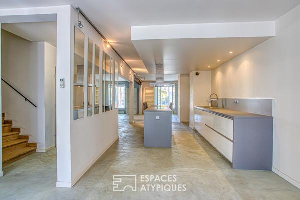 Maison aux touches industrielles avec ses deux terrasses et son garage