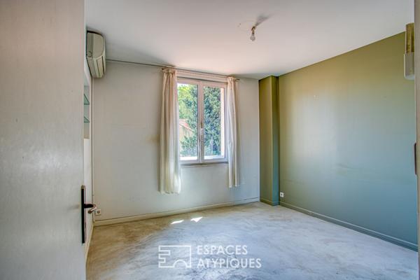 Maison aux touches industrielles avec ses deux terrasses et son garage