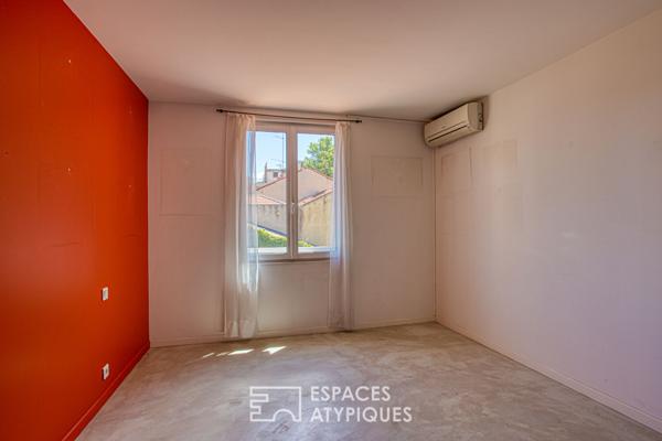 Maison aux touches industrielles avec ses deux terrasses et son garage