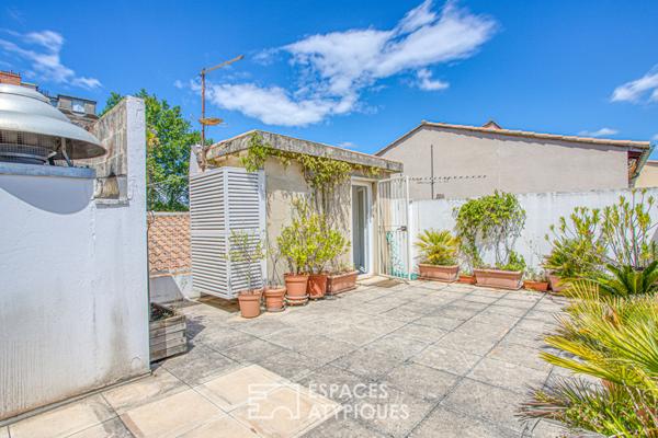 Maison aux touches industrielles avec ses deux terrasses et son garage