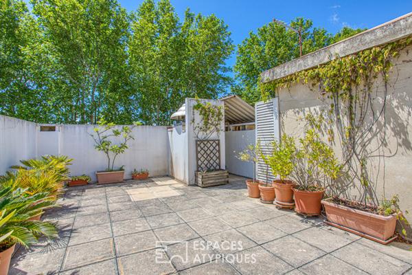 Maison aux touches industrielles avec ses deux terrasses et son garage
