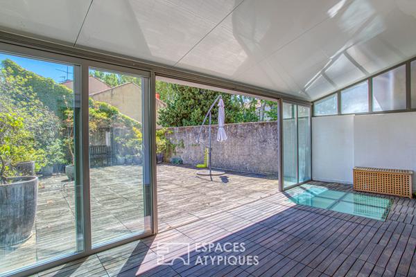 Maison aux touches industrielles avec ses deux terrasses et son garage