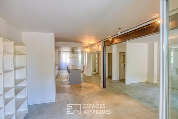 Maison aux touches industrielles avec ses deux terrasses et son garage