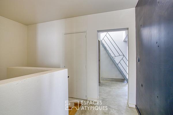 Maison aux touches industrielles avec ses deux terrasses et son garage