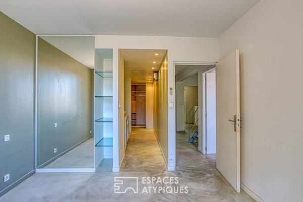 Maison aux touches industrielles avec ses deux terrasses et son garage