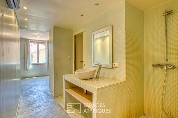 Maison aux touches industrielles avec ses deux terrasses et son garage