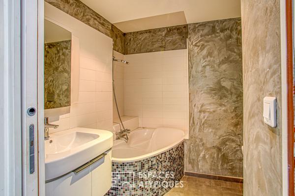 Maison aux touches industrielles avec ses deux terrasses et son garage