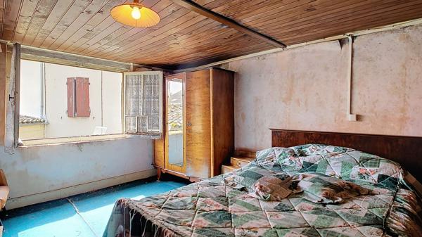 Maison en pierre à rénover de 88m², avec jardin et garage, à Nérac