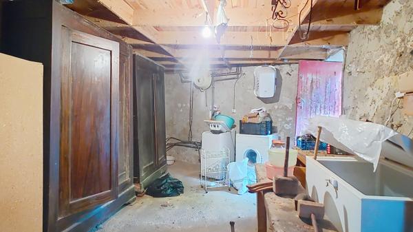 Maison en pierre à rénover de 88m², avec jardin et garage, à Nérac