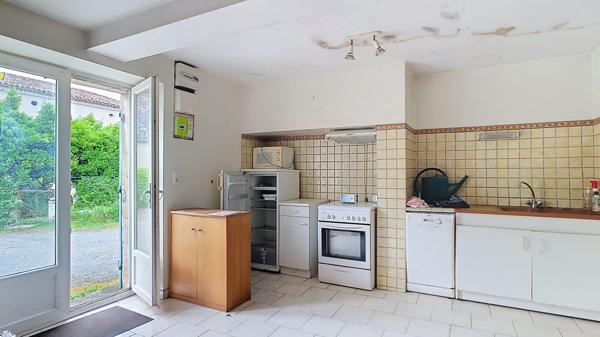 Maison en pierre à rénover de 88m², avec jardin et garage, à Nérac