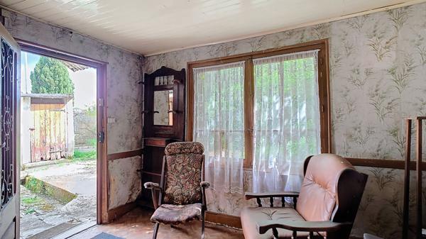 Maison en pierre à rénover de 88m², avec jardin et garage, à Nérac