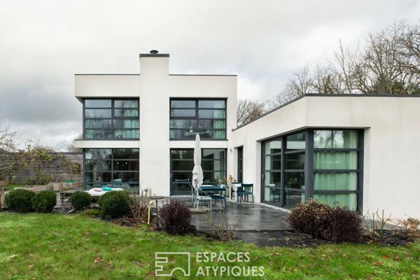 Lumière, design et nature : une création d’architecte atypique