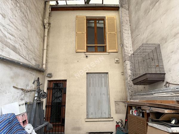 MONTREUIL, PROCHE DU METRO, BIEN ATYPIQUE ENTRE LA MAISON ET L'APPARTEMENT EN DUPLEX AVEC SON ENTREE INDEPENDANTE ET SA COUR PRIVATIVE