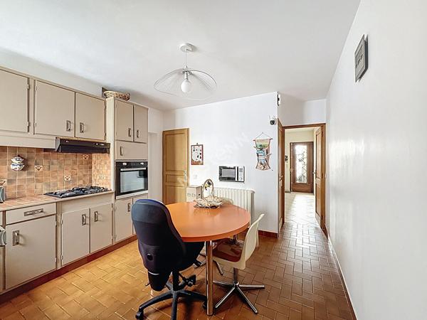 MONTREUIL, PROCHE DU METRO, BIEN ATYPIQUE ENTRE LA MAISON ET L'APPARTEMENT EN DUPLEX AVEC SON ENTREE INDEPENDANTE ET SA COUR PRIVATIVE