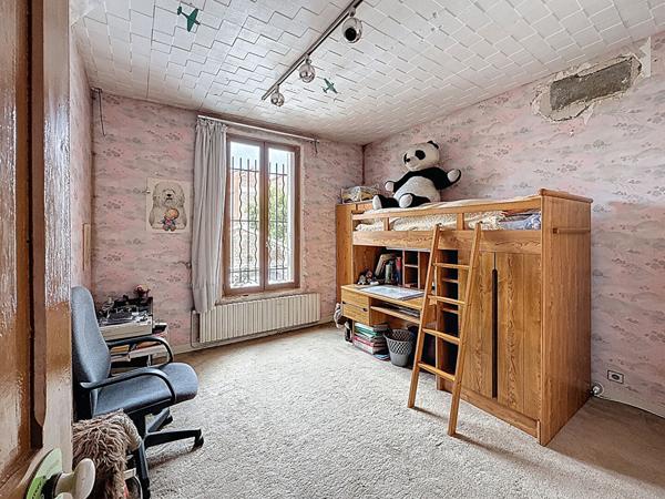 MONTREUIL, PROCHE DU METRO, BIEN ATYPIQUE ENTRE LA MAISON ET L'APPARTEMENT EN DUPLEX AVEC SON ENTREE INDEPENDANTE ET SA COUR PRIVATIVE