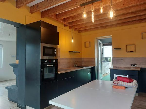 Maison Saint Martin De La Place 6 pièce(s) 170 m2 et local de 300m²