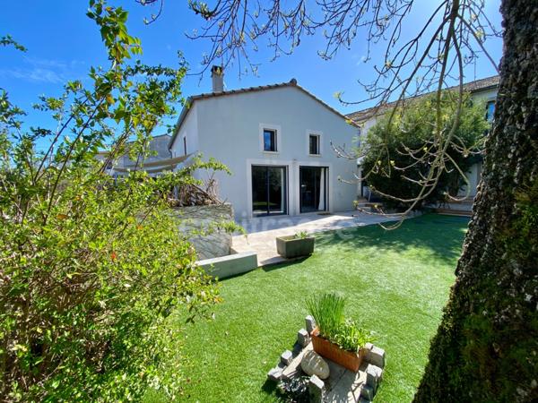 Domaine de Caractère d'environ 420 m2 avec possibilité d’activité de chambres d’hôtes et de gîtes ou potentiel familial !