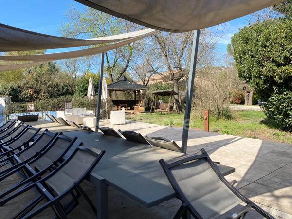 Domaine de Caractère d'environ 420 m2 avec possibilité d’activité de chambres d’hôtes et de gîtes ou potentiel familial !