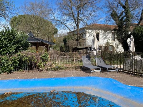 Domaine de Caractère d'environ 420 m2 avec possibilité d’activité de chambres d’hôtes et de gîtes ou potentiel familial !