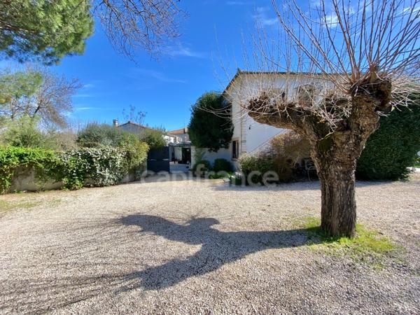 Domaine de Caractère d'environ 420 m2 avec possibilité d’activité de chambres d’hôtes et de gîtes ou potentiel familial !