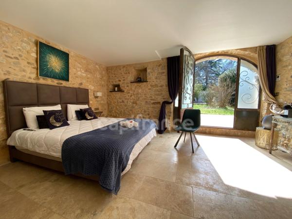 Domaine de Caractère d'environ 420 m2 avec possibilité d’activité de chambres d’hôtes et de gîtes ou potentiel familial !