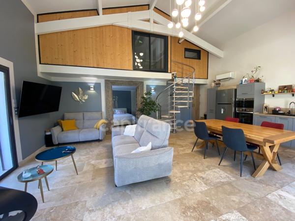 Domaine de Caractère d'environ 420 m2 avec possibilité d’activité de chambres d’hôtes et de gîtes ou potentiel familial !